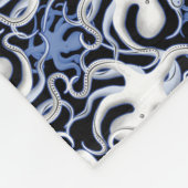 Schwarz, Weiß und Blauer Oktopus Nahtloses Muster Fleecedecke (Ecke)