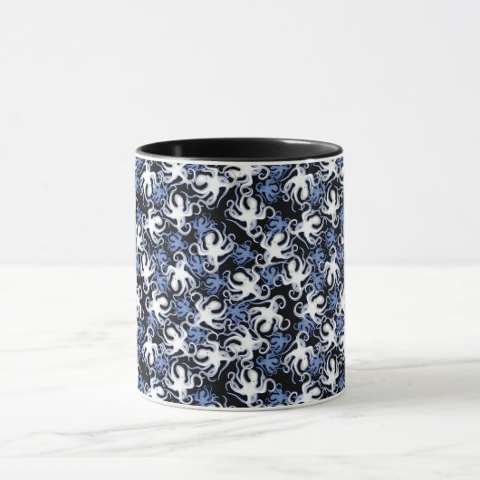 Schwarz, Weiß und Blauer Oktopus Nahtloses Muster Tasse (Zentrum)