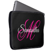 Schwarz Weiß und Hot Pink Fancy Script Monogramm Laptopschutzhülle (Vorne Rechts)