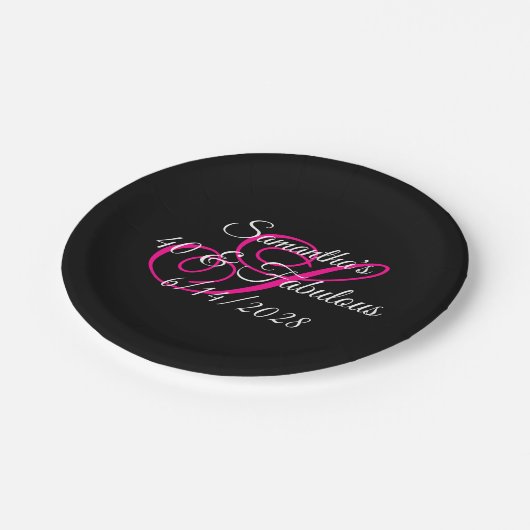 Schwarz-weiß und Hot-Pink Monogramm 40 & Fabulous Pappteller (Schrägansicht)