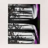 Schwarz-Weiß-verzauberter Lila Wald Puzzle (Vertikal)