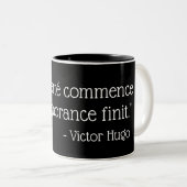 Schwarz & Weiß - Victor Hugo Zitat Zweifarbige Tasse (VorderseiteRechts)