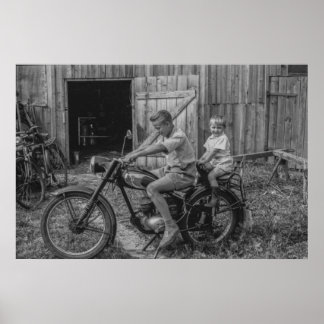 Schwarz-weiß Vintage 2 Jungen auf einem Motorrad Poster