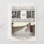Schwarz-Weiß-Vintage Zeitung Save the Date (Vorderseite)
