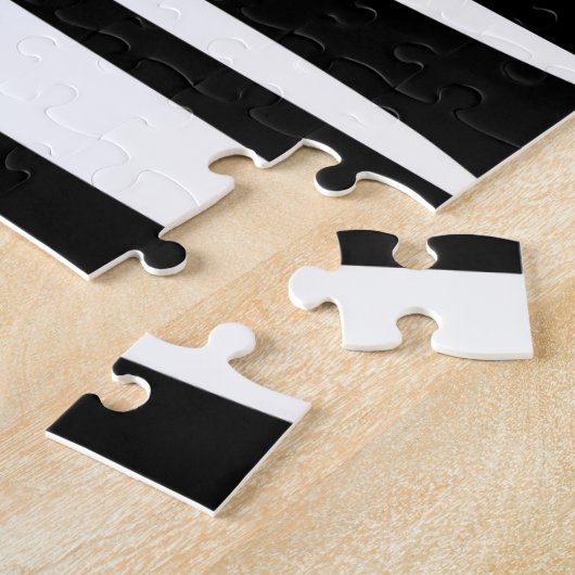 Schwarz-Weiß-Wald mit Farbspuren Puzzle (Seite)