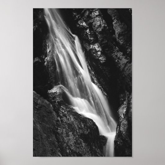 Schwarz-Weiß-Wasserfall in der Hell-Schlucht, Slow Poster (Vorne)