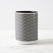 Schwarz-Weiß-Waves Zweifarbige Tasse (Mittel)