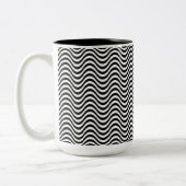 Schwarz-Weiß-Waves Zweifarbige Tasse (Links)