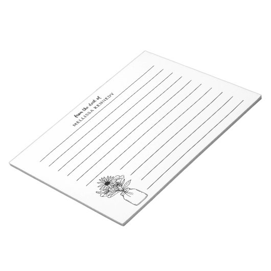 Schwarz-Weiß-Wildblume vom Schreibtisch mit Linde Notizblock (angewinkelt)