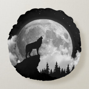 Schwarz-Weiß-Wolf heult auf dem Mond Rundes Kissen