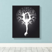 Schwarz-Weiß-Yoga-Baum mit Frau und Yin Yang. Leinwanddruck (Insitu (Holzboden))