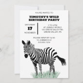Schwarz-Weiß-Zebra im Gras-Party Einladung (Vorderseite)