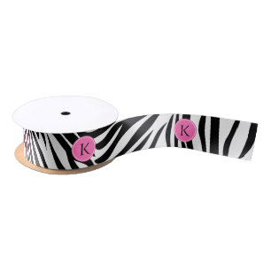 Schwarz-Weiß-Zebra-Monogramm-Druck mit Hot-Rosa Satinband