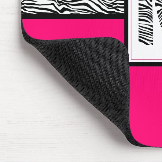 Schwarz-Weiß-Zebra-Print-Monogramm | Heiß rosa Mousepad (Ecke)