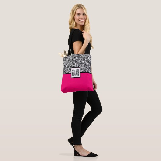 Schwarz-Weiß-Zebra-Print-Monogramm | Heiß rosa Tasche (Am Model)