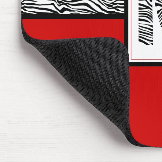 Schwarz-Weiß-Zebra-Print-Monogramm | Rot Mousepad (Ecke)