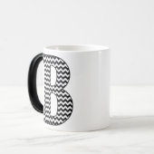 Schwarz-Weiß-Zickzack-B-Monogramm-Morphing-Tasse Verwandlungstasse (Vorderseite Links)