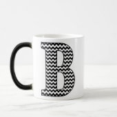 Schwarz-Weiß-Zickzack-B-Monogramm-Morphing-Tasse Verwandlungstasse (Links)