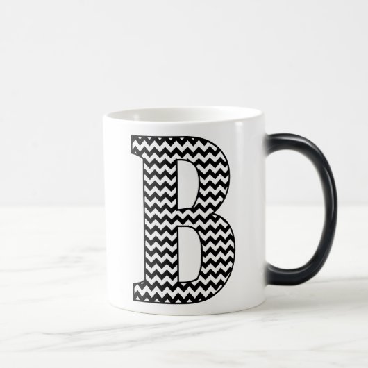 Schwarz-Weiß-Zickzack-B-Monogramm-Morphing-Tasse Verwandlungstasse (Rechts)