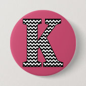 Schwarz-Weiß-Zickzack "K"-Monogramm Button (Vorderseite)