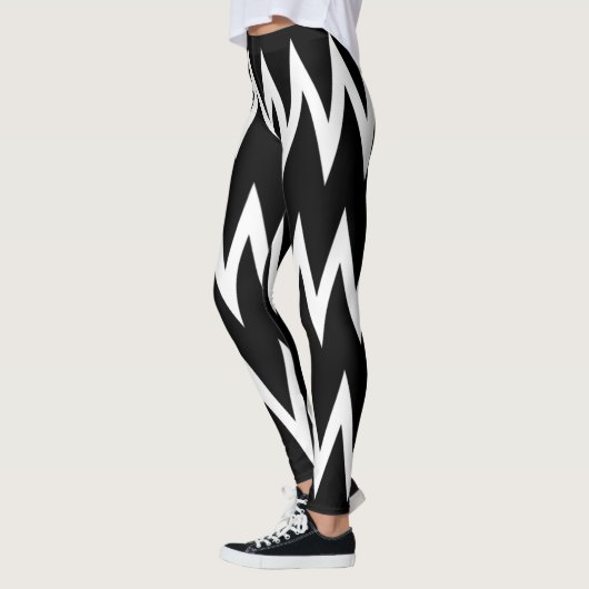 Schwarz-Weiß-Zickzack Leggings (Links)