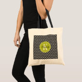 Schwarz-Weiß-Zickzack mit Kalkgrün-Monogramm Tragetasche (Vorderseite (Produkt))