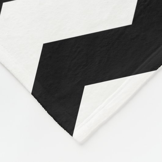 Schwarz-Weiß-Zickzack Monogramm-Design Fleecedecke (Ecke)