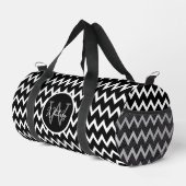 Schwarz-Weiß Zickzack Muster Mit Monogramm klein Duffle Bag (Rechte Ecke)