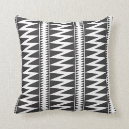Schwarz-Weiß-Zickzack-Streifen werfen Kissen