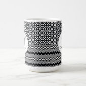 Schwarz-Weiß-Zig-Zags, Retro-Medallion-Monogramm Kaffeetasse (Mittel)