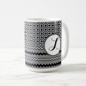 Schwarz-Weiß-Zig-Zags, Retro-Medallion-Monogramm Kaffeetasse (VorderseiteRechts)