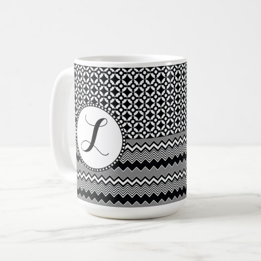 Schwarz-Weiß-Zig-Zags, Retro-Medallion-Monogramm Kaffeetasse (Vorderseite Links)