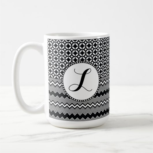 Schwarz-Weiß-Zig-Zags, Retro-Medallion-Monogramm Kaffeetasse (Links)