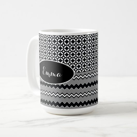 Schwarz-Weiß Zig Zags und Retro-Medallion Muster Kaffeetasse (Vorderseite Links)