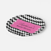 Schwarz-Weiß-Zigzag mit Hot-Pink-Brautparty Pappteller (Schrägansicht)