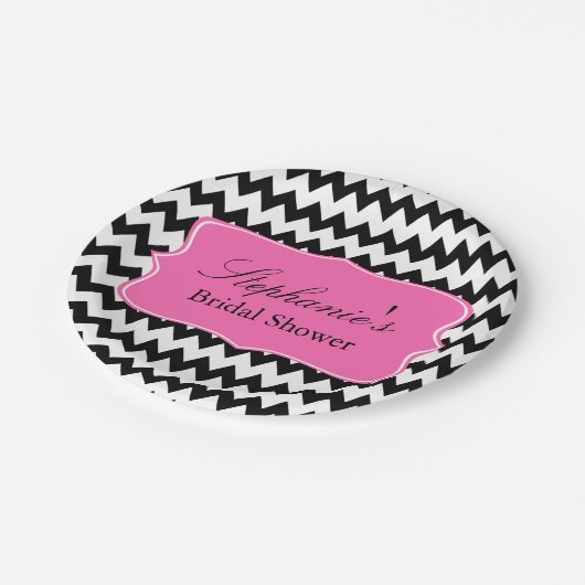 Schwarz-Weiß-Zigzag mit Hot-Pink-Brautparty Pappteller (Schrägansicht)