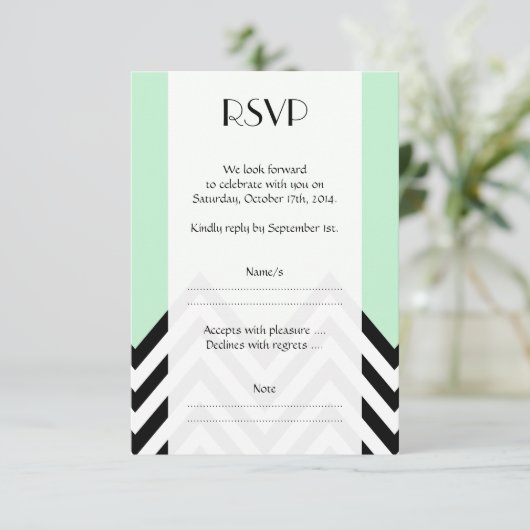 Schwarz-Weiß-Zigzag-Muster, grün, Hochzeit RSVP Karte (Stehend Vorderseite)