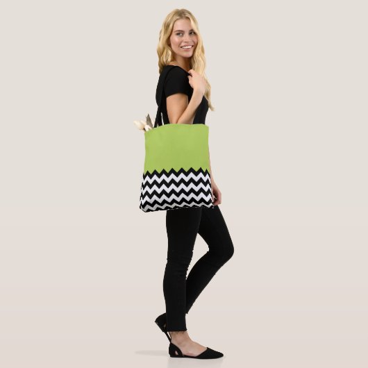 Schwarz-Weiß-Zigzag-Muster, Zickzack, grün Tasche (Am Model)