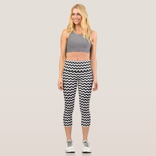Schwarz-Weiß-Zigzag-Muster, Zickzack Muster Capri Leggings (Vorderseite)