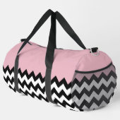 Schwarz-Weiß-Zigzag-Muster, Zickzack, rosa Duffle Bag (Rechte Ecke)