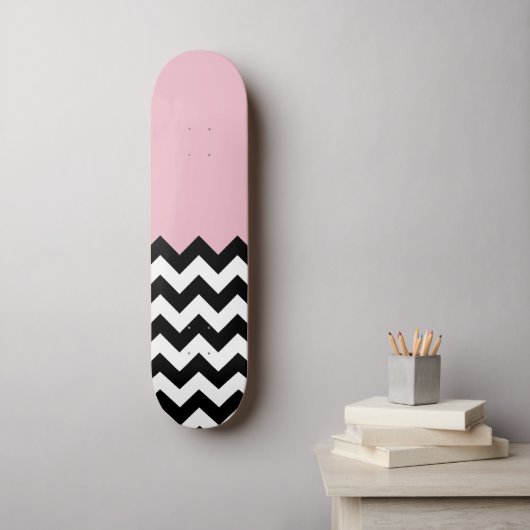 Schwarz-Weiß-Zigzag-Muster, Zickzack, rosa Skateboard (Wandkunst)