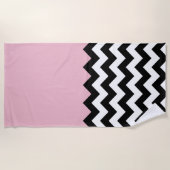 Schwarz-Weiß-Zigzag-Muster, Zickzack, rosa Strandtuch (Vorderseite)