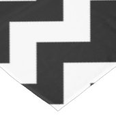 Schwarz-Weiß-Zigzag-Muster, Zickzack, rosa Tischdecke (Schrägansicht)