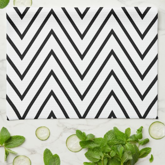 Schwarz-Weiß-ZigZag {pflücke deine Farbe} Handtuch (Gefaltet)