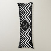 Schwarz-Weiß-Zigzag Zickzack Seitenschläferkissen (Vorderseite Vertikal)