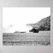 Schwarz-Weiß-Zuchttraktor, in Feld 16x20 Poster (Vorne)