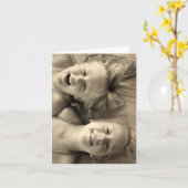 Schwarz-Weiß, zwei lachende Mädchen Karte (Gelbe Blume)