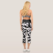 Schwarz-weiße Abstrakte Kuhausdruck Capri Leggings (Rückseite)