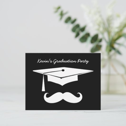 Schwarz-weiße Ankündigung der Mustache Graduation (Stehend Vorderseite)