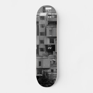 Schwarz-weiße Architektur  Skateboard
